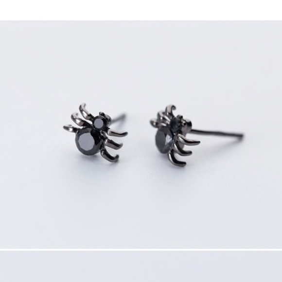 Black Spider Stud Earrings Halloween - Picture 6 of 7